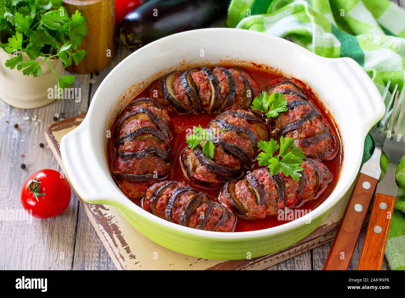 La Giornata del ringraziamento di cibo. In casa cotto le melanzane farcite con carne di tacchino in salsa di pomodoro su un tavolo di legno. Foto Stock