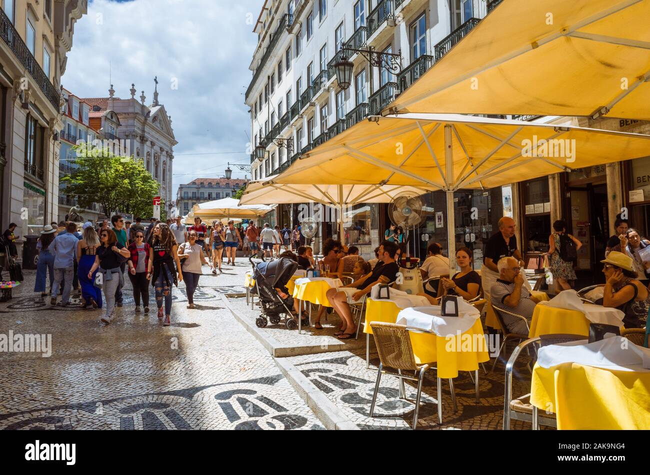 Lisbona, Portogallo : persone sedersi fuori Café Pastelaria Bénard, un tradizionale Pastry-Shop inaugurato nel 1868 nella zona del Chiado di Lisbona. Foto Stock