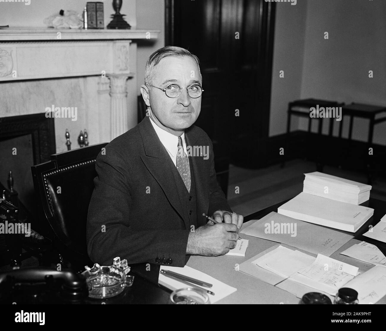 Vintage foto ritratto del Missouri Senator - e futuro presidente - Harry S Truman. Foto circa 1935 da Harris & Ewing. Truman (1884 - 1972) più tardi sarebbe diventato il trentatreesimo Presidente degli Stati Uniti (1945 - 1953). Foto Stock