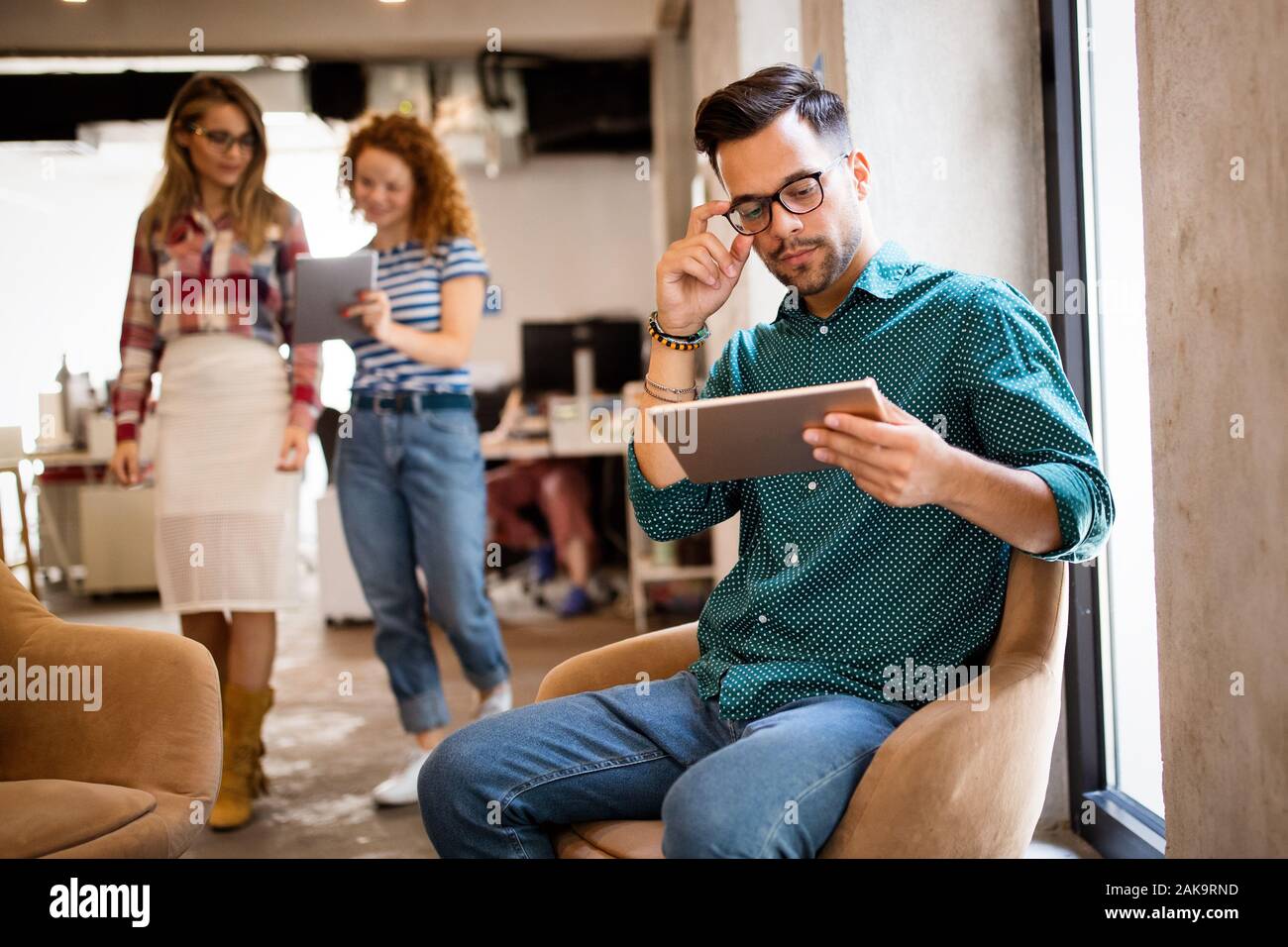 Giovane uomo utilizzando la tecnologia digitale compressa in corporate business office Foto Stock