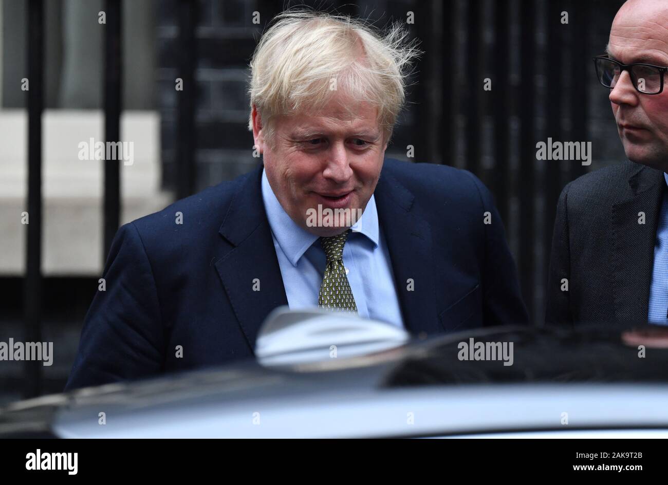 10 Downing Street, Londra, Regno Unito. 8 gennaio 2020. Il primo ministro Boris Johnson lascia 10 di Downing Street per partecipare settimanalmente i Primi Ministri domande in Parlamento. Credito: Malcolm Park/Alamy Live News. Foto Stock