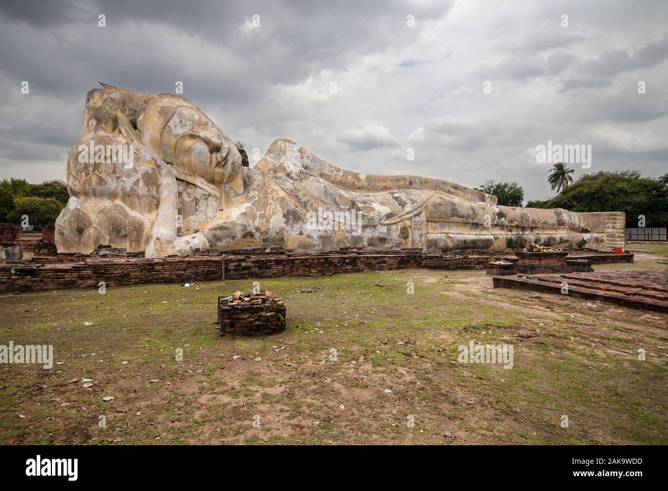 Buddha reclinato al Wat Lokayasutharamin nel parco storico di Ayutthaya, Thailandia. Foto Stock