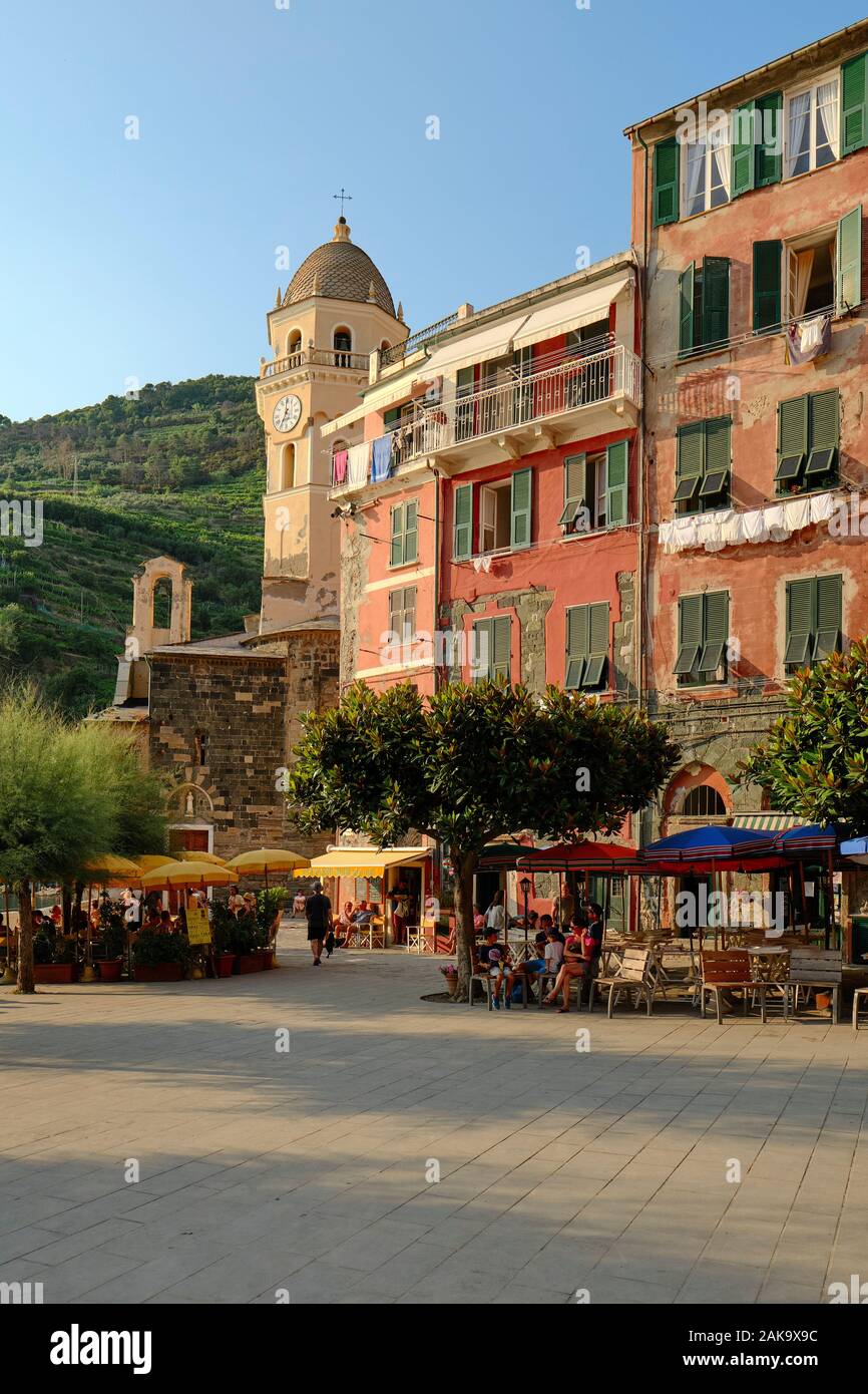 L'estate piazza e colorfully case dipinte e architettura della chiesa di Vernazza, il Parco Nazionale delle Cinque Terre Liguria Italia EU Foto Stock