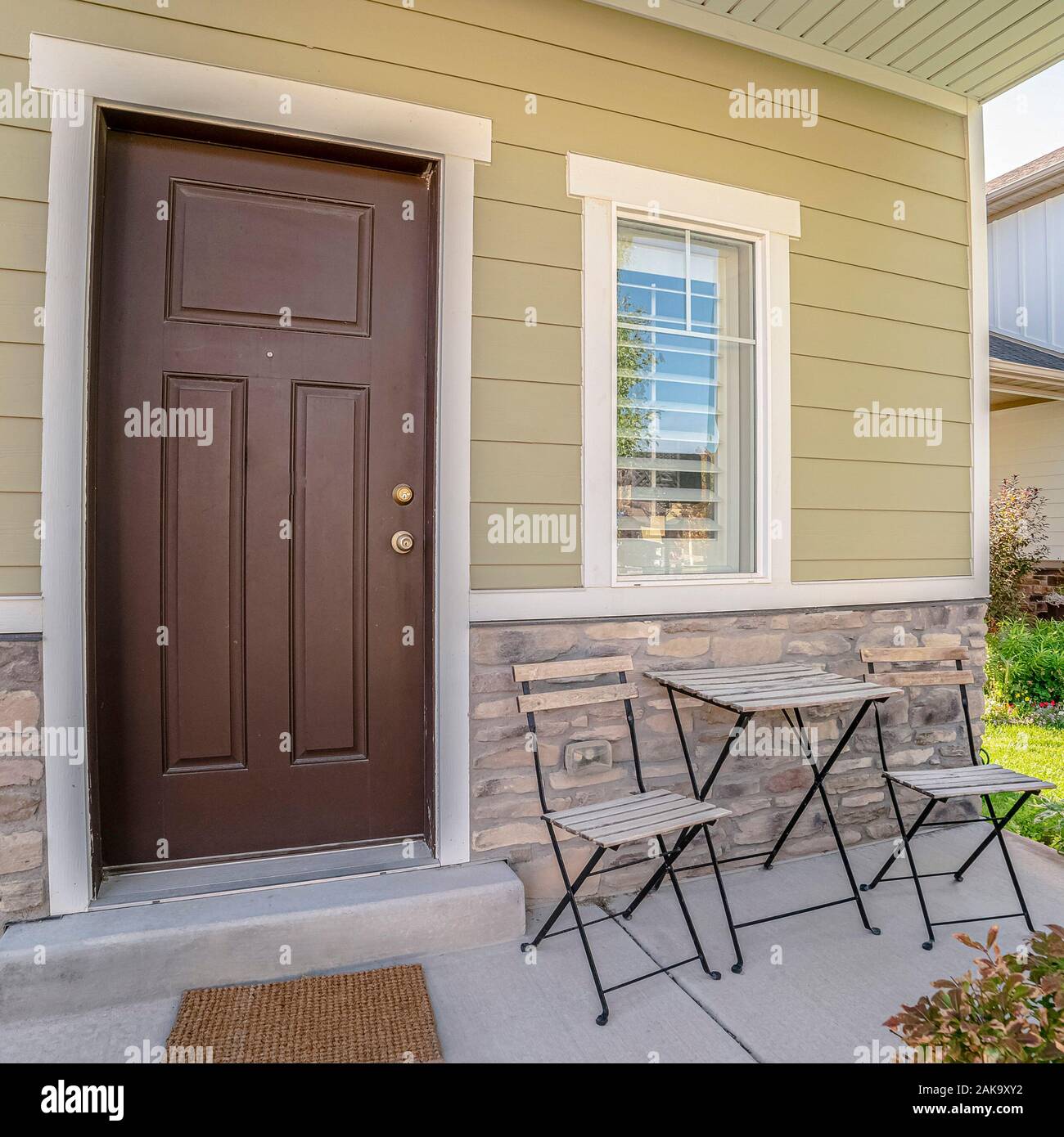 Quadrato piccolo tavolo e sedie sul patio esterno Foto Stock