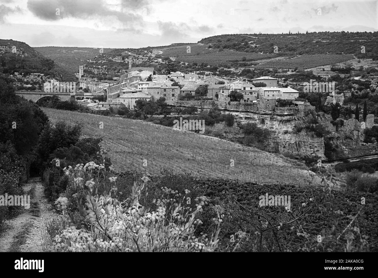 L'antico villaggio cataro di Minerve, Hérault,Occitanie, Francia. Versione in bianco e nero Foto Stock