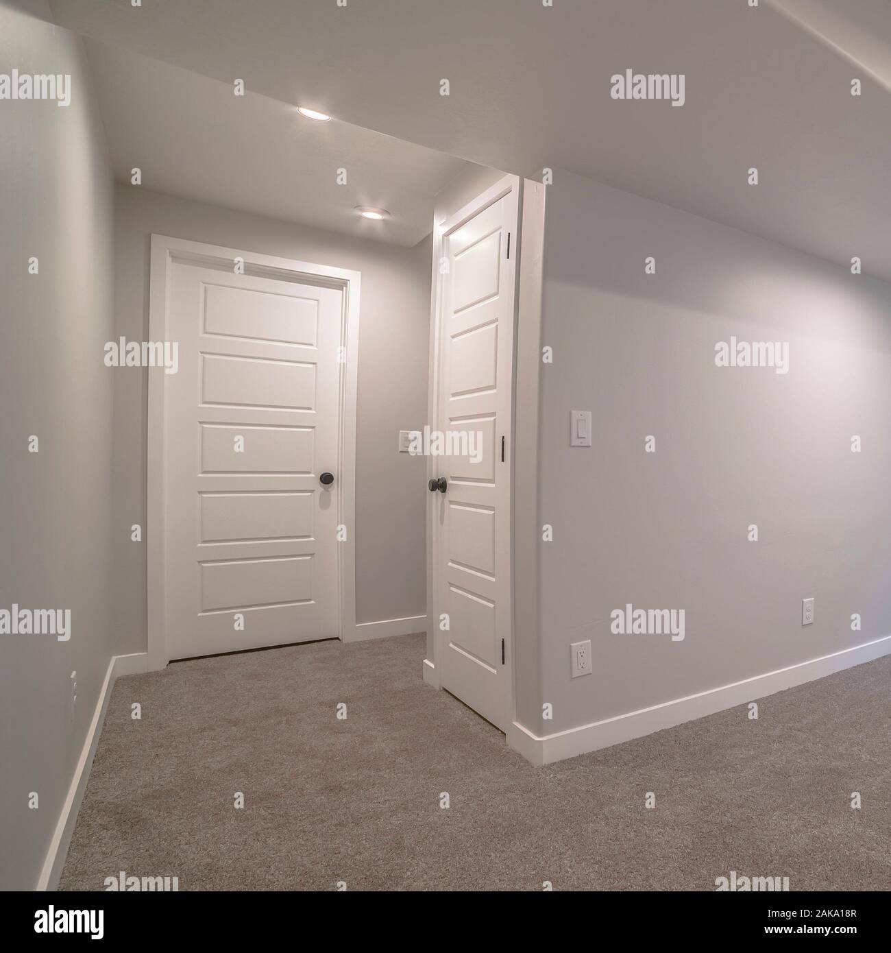 Telaio quadrato vuoto soggiorno interno con pareti beige Foto Stock