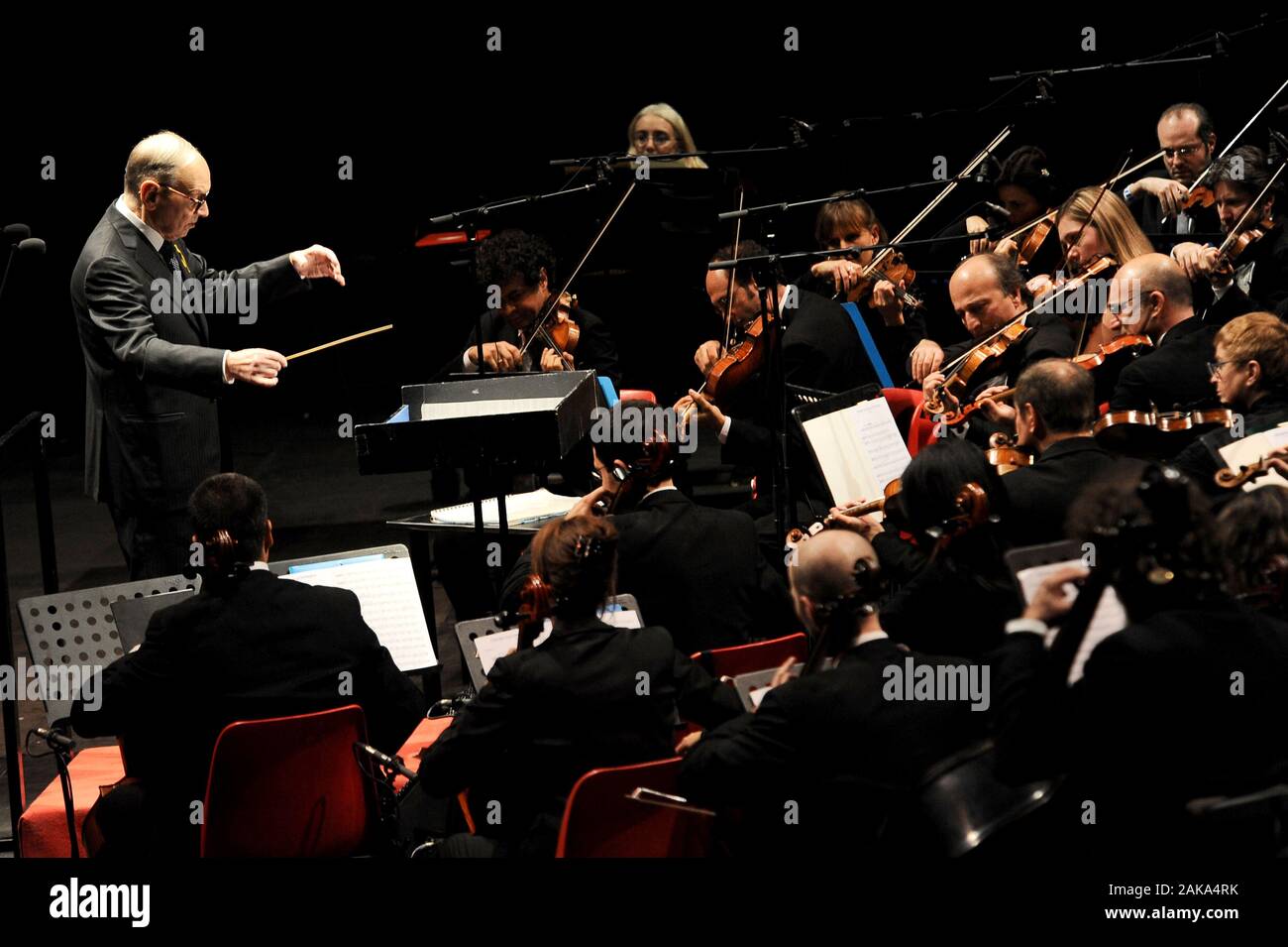 Milano Italia 19/11/2010 concerto dal vivo di Ennio Morricone al Forum Assago Foto Stock