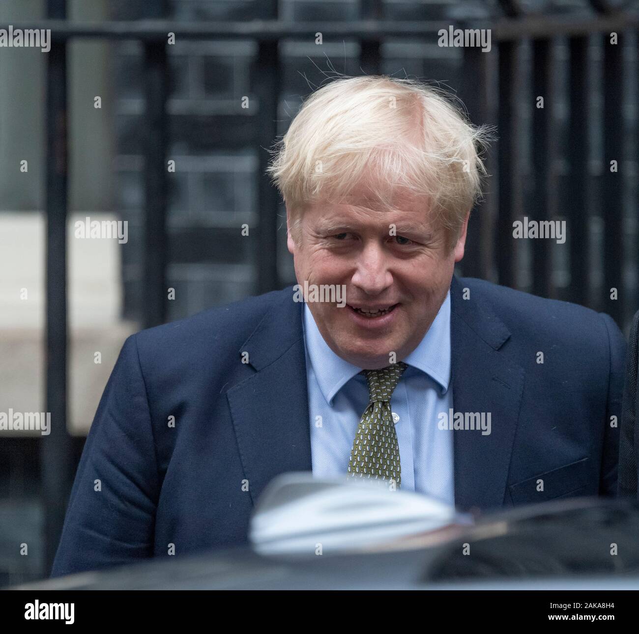 10 Downing Street, Londra, Regno Unito. 8 gennaio 2020. Il primo ministro Boris Johnson lascia 10 di Downing Street per partecipare settimanalmente i Primi Ministri domande in Parlamento. Credito: Malcolm Park/Alamy. Foto Stock