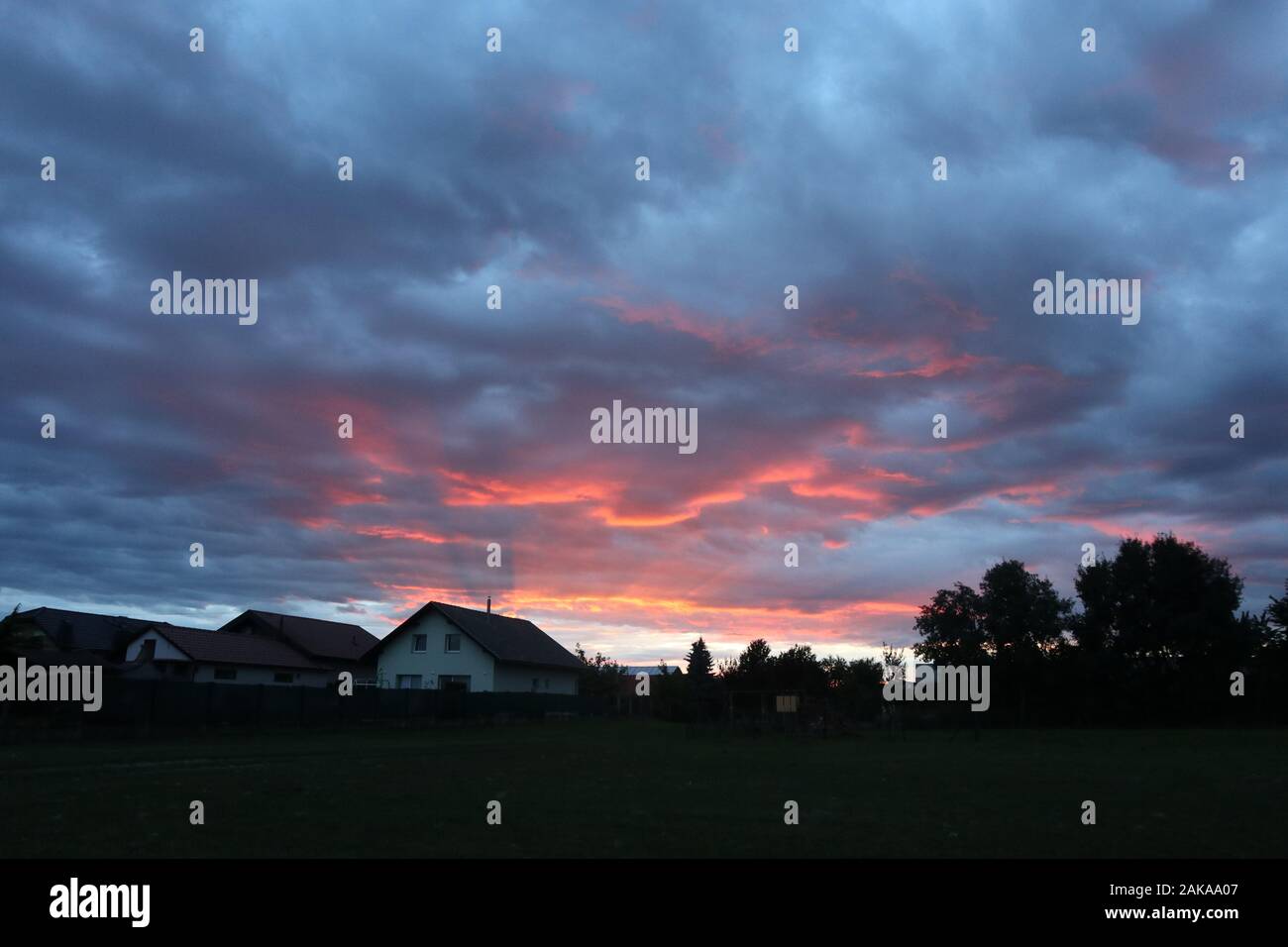bellissima nuvola cielo fuoco sopra il villaggio Foto Stock