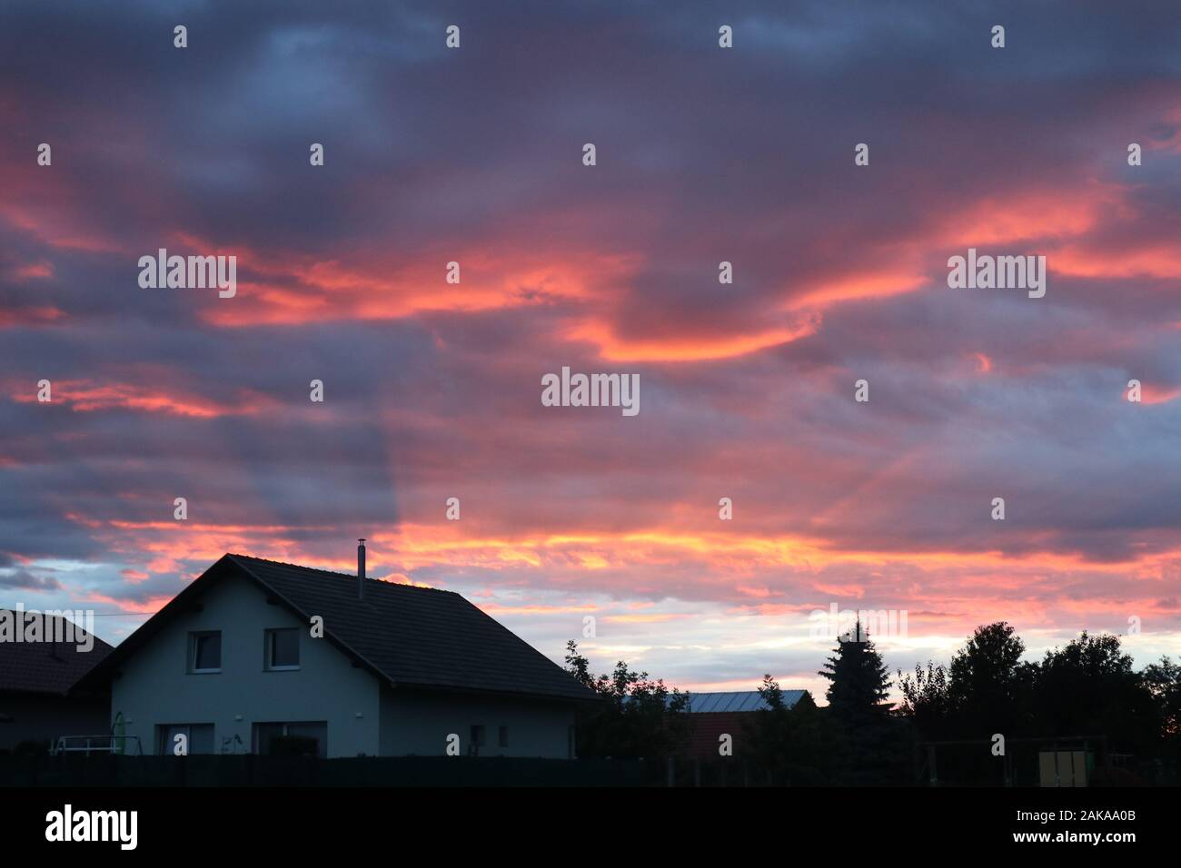 bellissima nuvola cielo fuoco sopra il villaggio Foto Stock