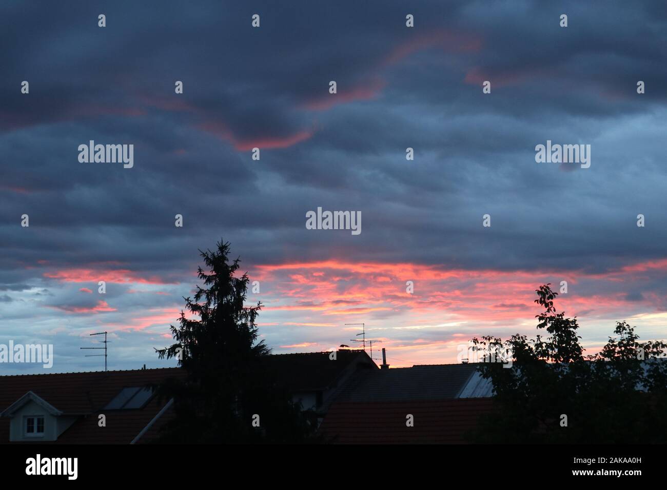 bellissima nuvola cielo fuoco sopra il villaggio Foto Stock