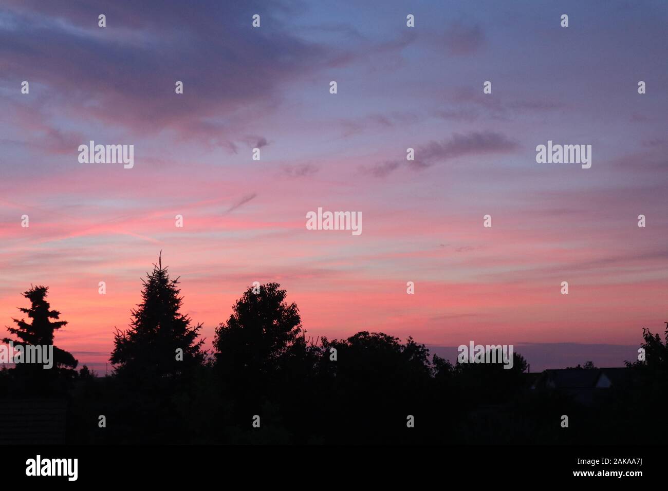 cielo splendidamente colorato sopra il villaggio Foto Stock