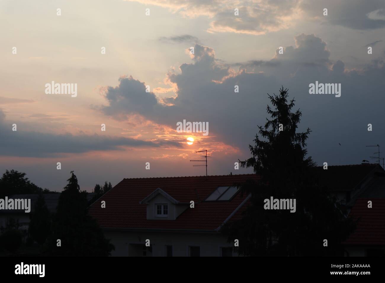 bellissimo tramonto sopra il villaggio Foto Stock