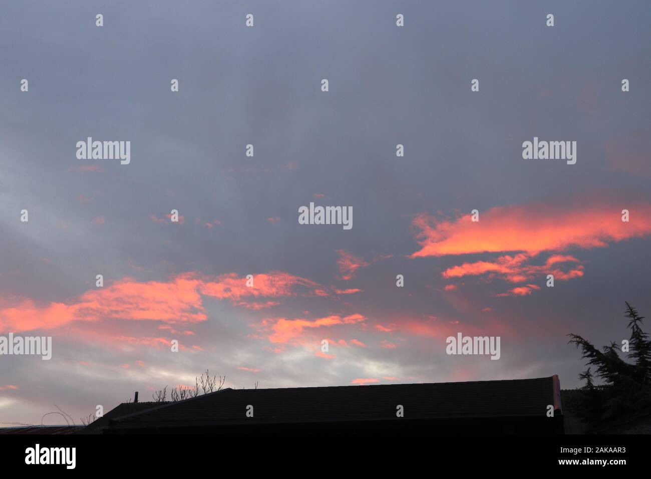 splendidamente tramonto nuvole di fuoco sopra il villaggio Foto Stock