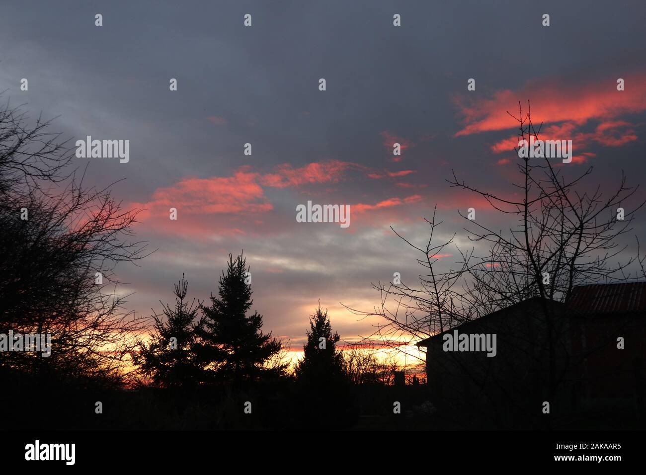 splendidamente tramonto nuvole di fuoco sopra il villaggio Foto Stock