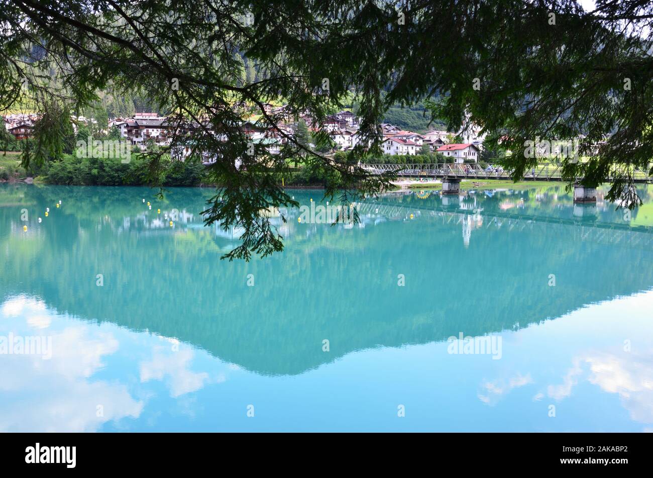 Le calme acque del lago suggestivamente riflettono le montagne che lo circondano Foto Stock