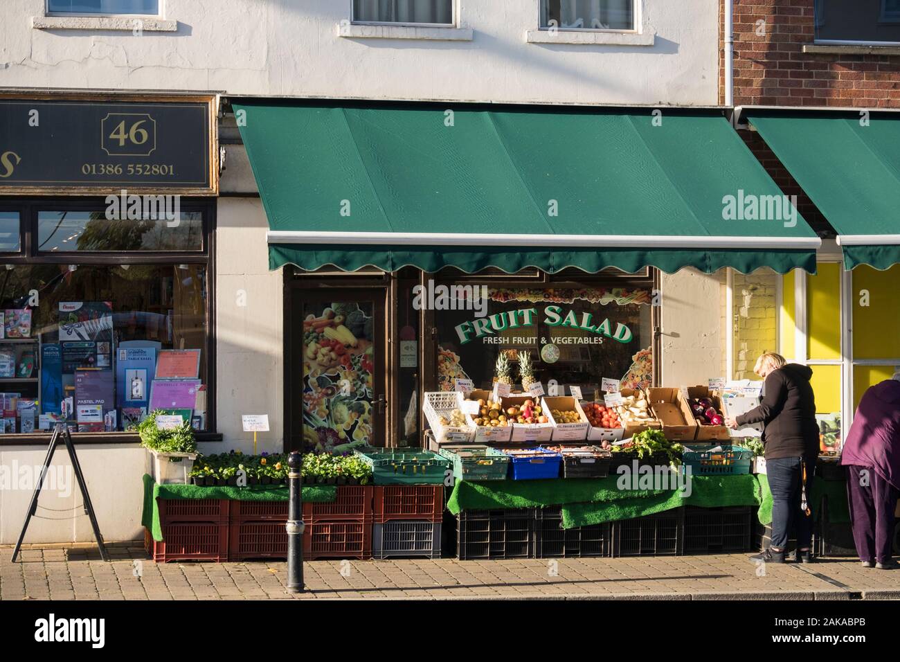Verde piccola drogheria la vendita di frutta e verdura fresca sul display esterno. High Street, Pershore, Worcestershire, Inghilterra, Regno Unito, Gran Bretagna Foto Stock