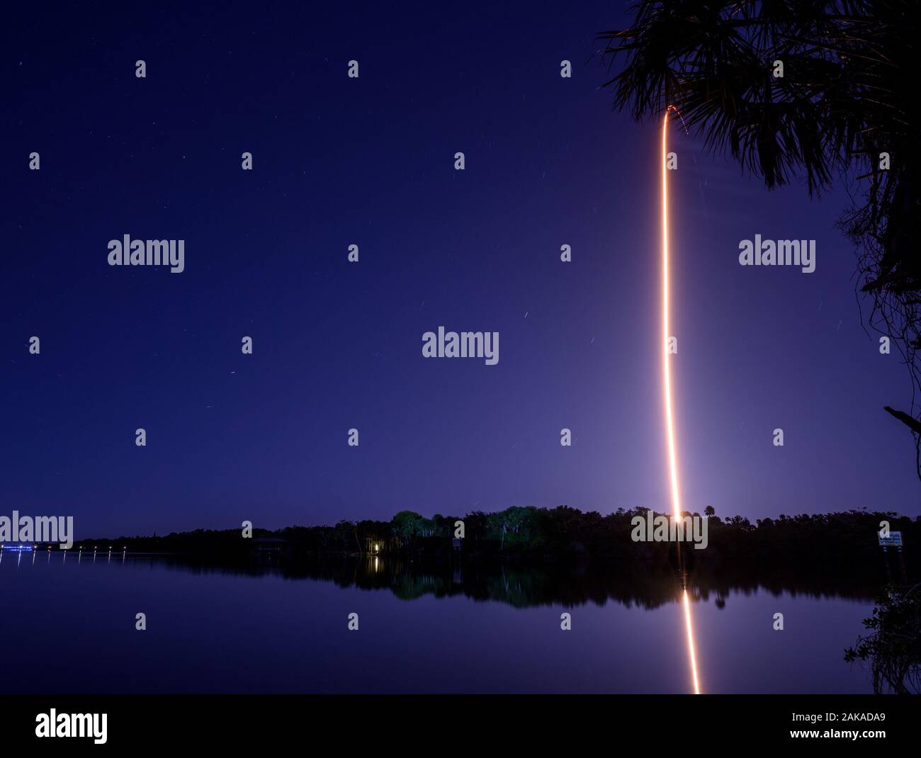 In un tempo di esposizione di un razzo solleva da Cape Canaveral Air Force Station, Florida. Foto Stock