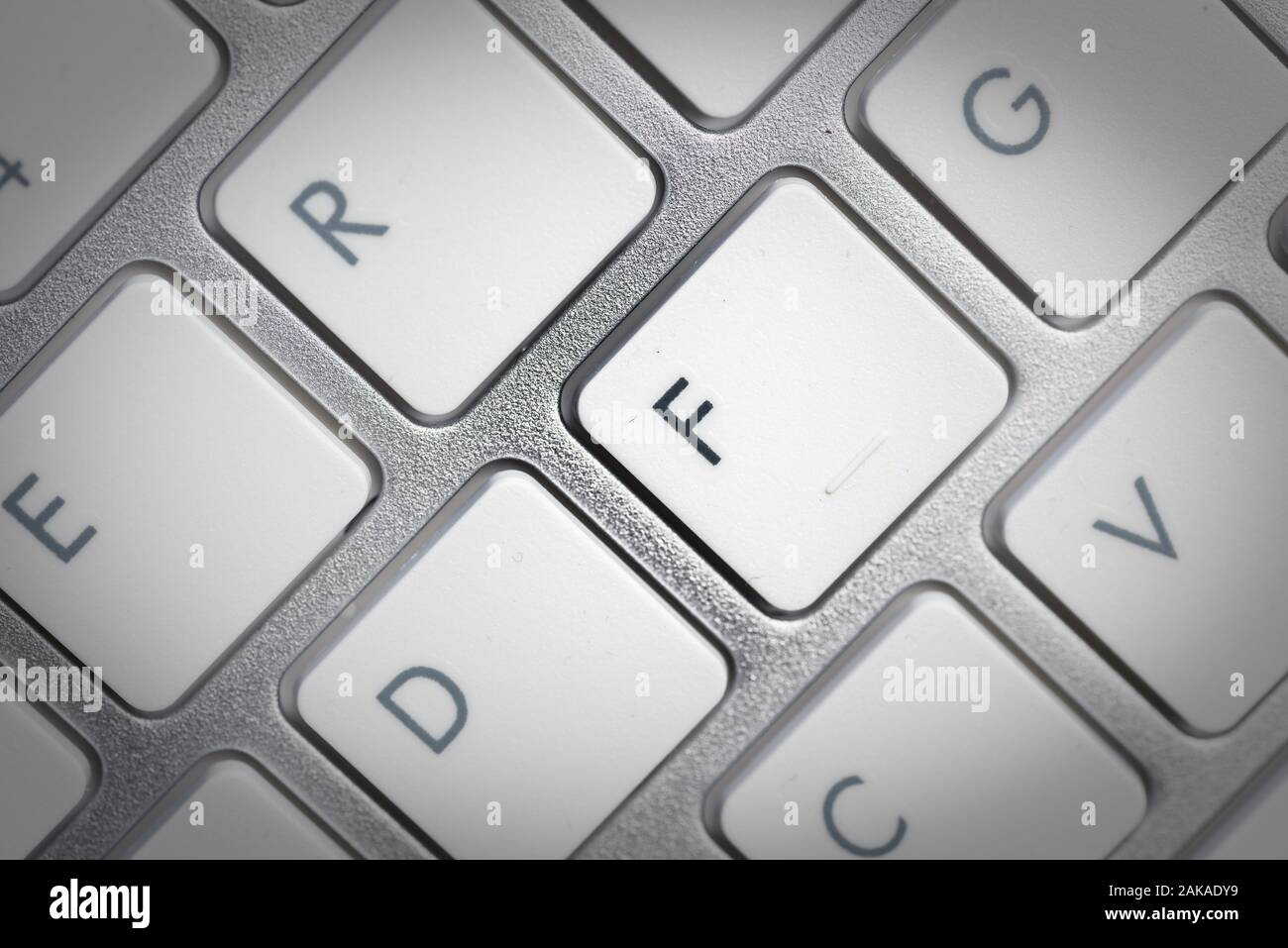 Tastiera - argento computer portatili Tastiera nel reparto IT con la lettera F isolato sul pulsante bianco Foto Stock