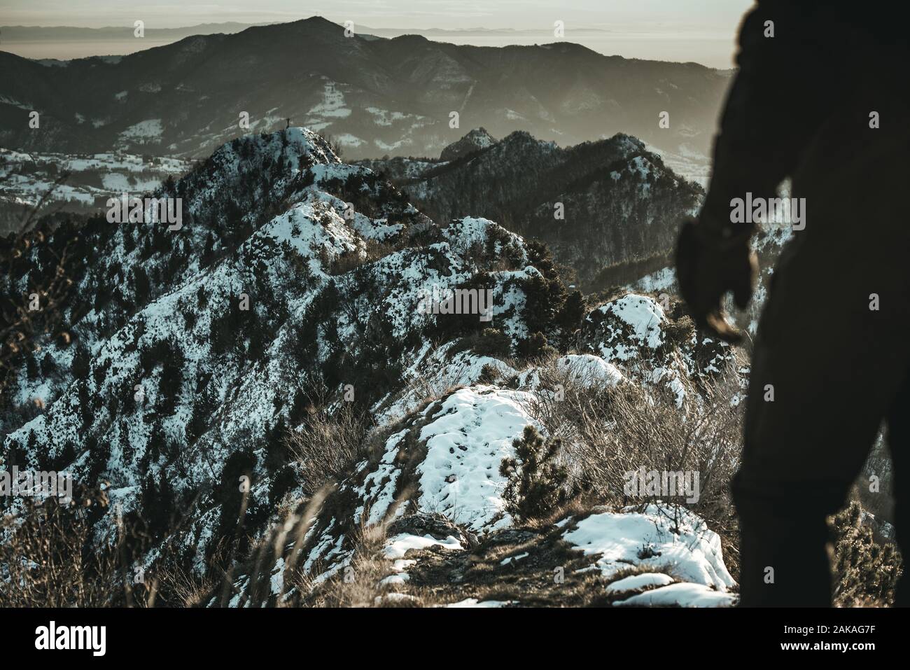 L'uomo e la montagna paesaggio moody - qualità cinematografica immagine Foto Stock