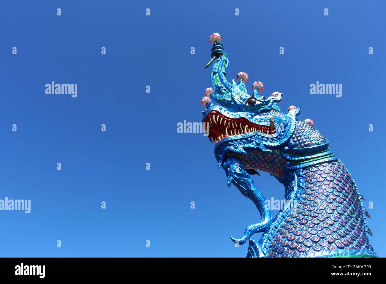 Phaya Nak statua (Naga guarding) o "Re di naga' è comunemente visto nei templi della Thailandia. Si tratta di semi-divino, demi-creature. Foto Stock