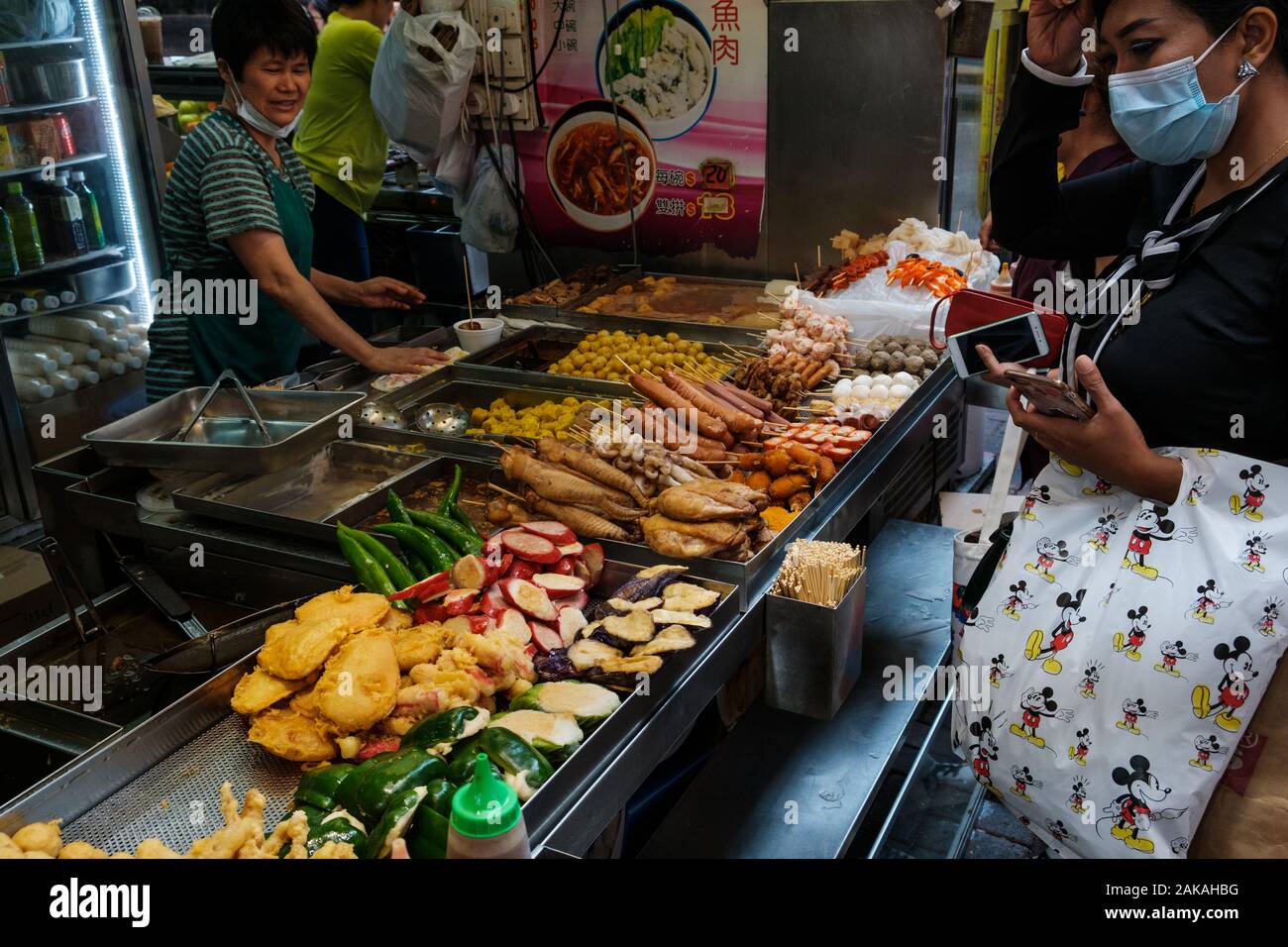 Hong Kong Cina - Novembre 2019: Cinese street market alimentare satnd in Hong Kong Foto Stock