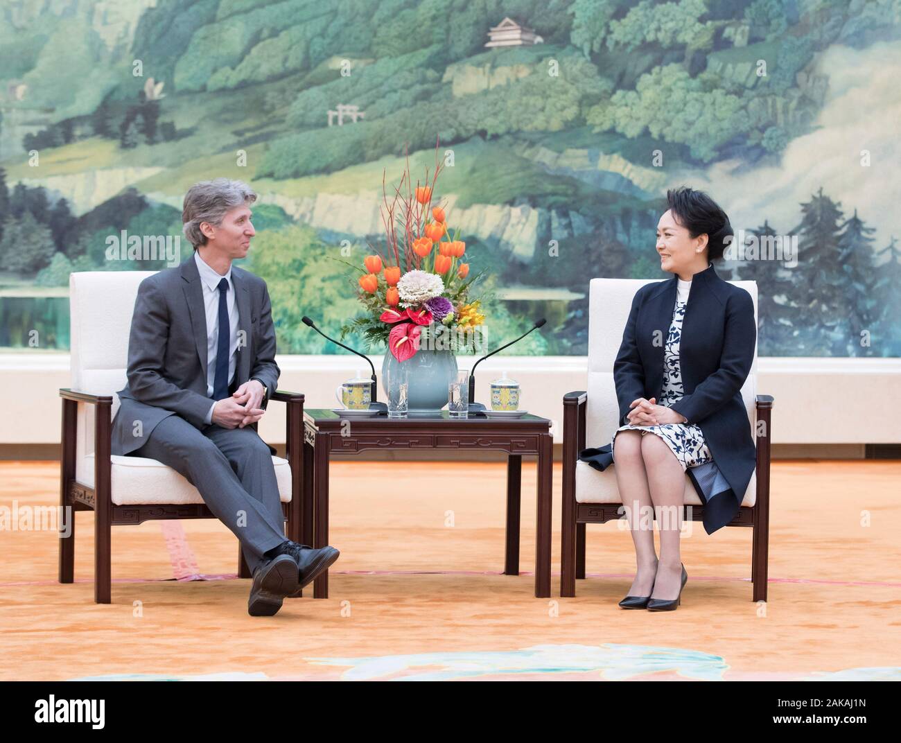 Pechino, Cina. Gen 8, 2020. Peng Liyuan, moglie del Presidente cinese Xi Jinping, risponde con Damian Woetzel, presidente della scuola Juilliard, a Pechino, capitale della Cina, 8 gennaio, 2020. Credito: Wang Ye/Xinhua/Alamy Live News Foto Stock