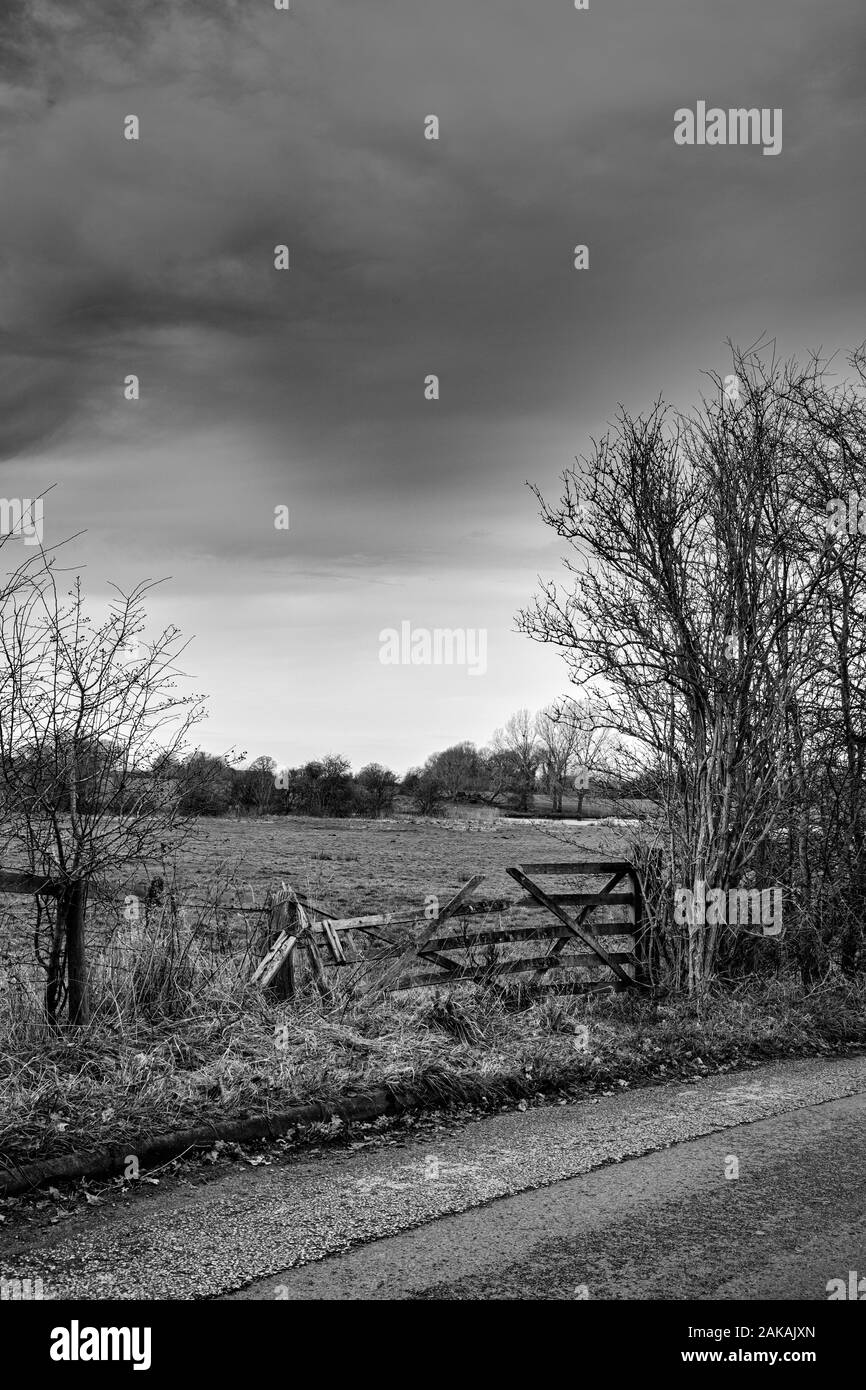 B & W Farm Land view oltre il cancello di legno nel Cheshire Regno Unito Foto Stock