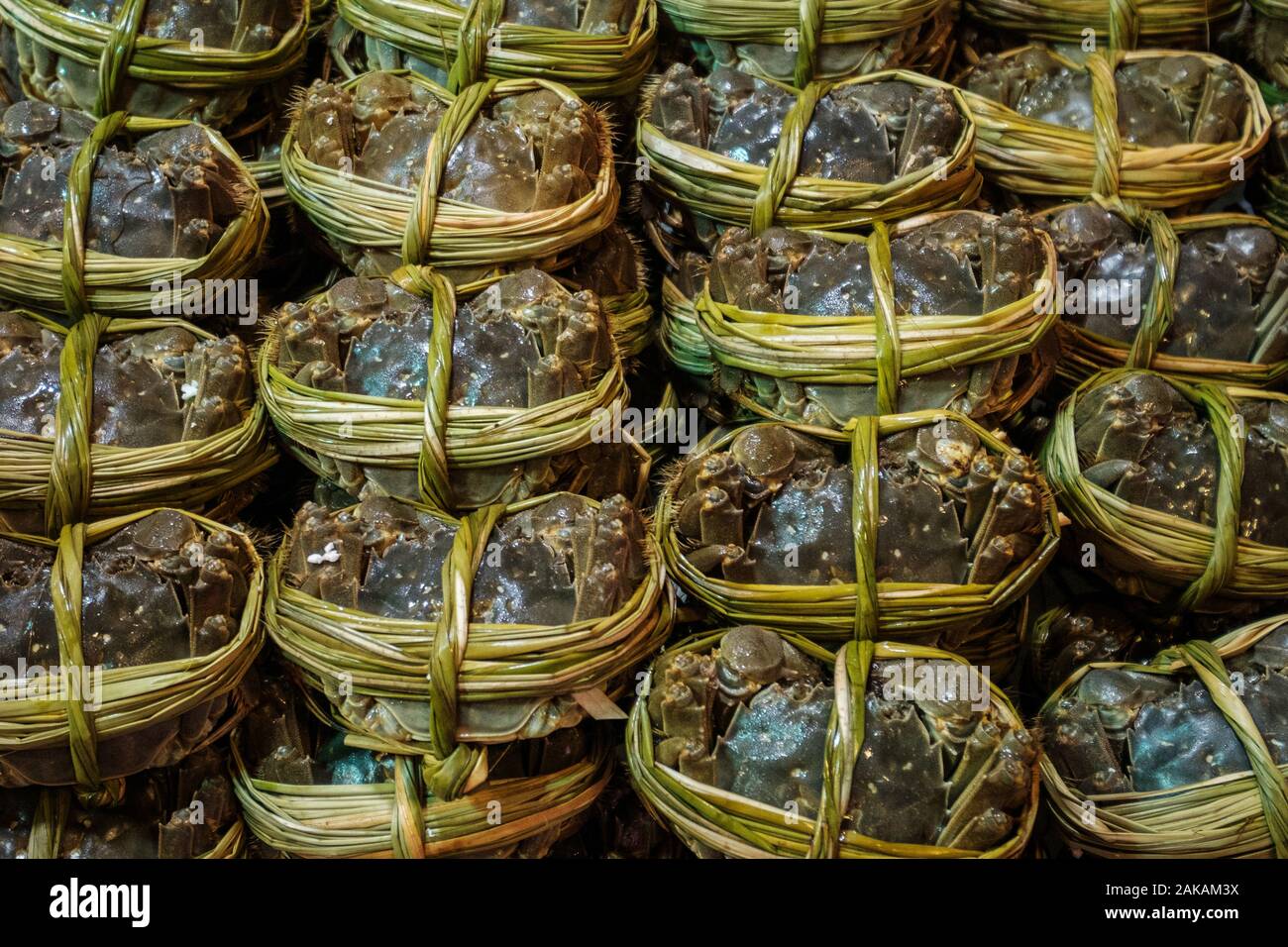 Granchi pelosi per la vendita sul mercato di frutti di mare, Hongkong Foto Stock