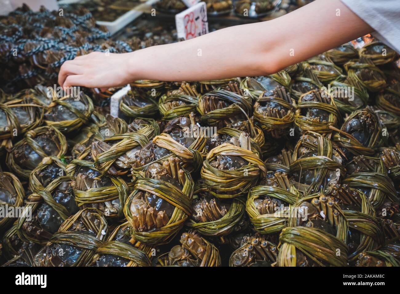 Granchi pelosi per la vendita sul mercato del pesce, Hongkong Foto Stock