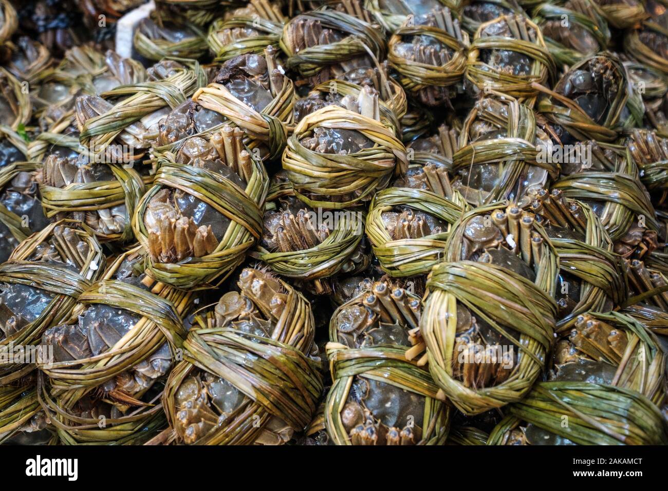 Granchi pelosi per la vendita sul mercato di frutti di mare, Hongkong Foto Stock