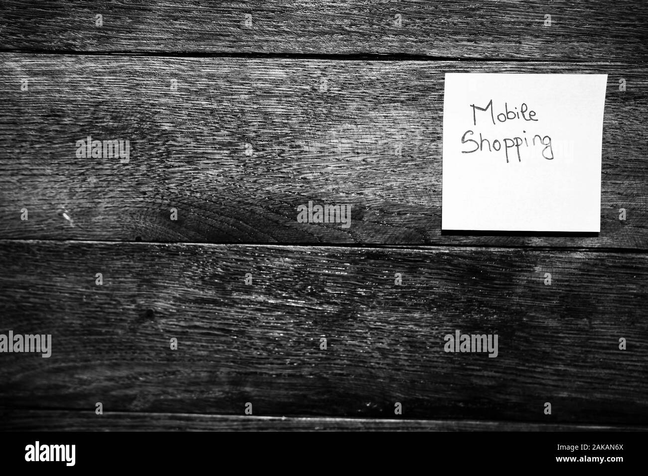 Testo Mobile Shopping sui post-it. La scrittura su una nota adesiva. Copia dello spazio. Bucarest, Romania, 2020. Foto Stock