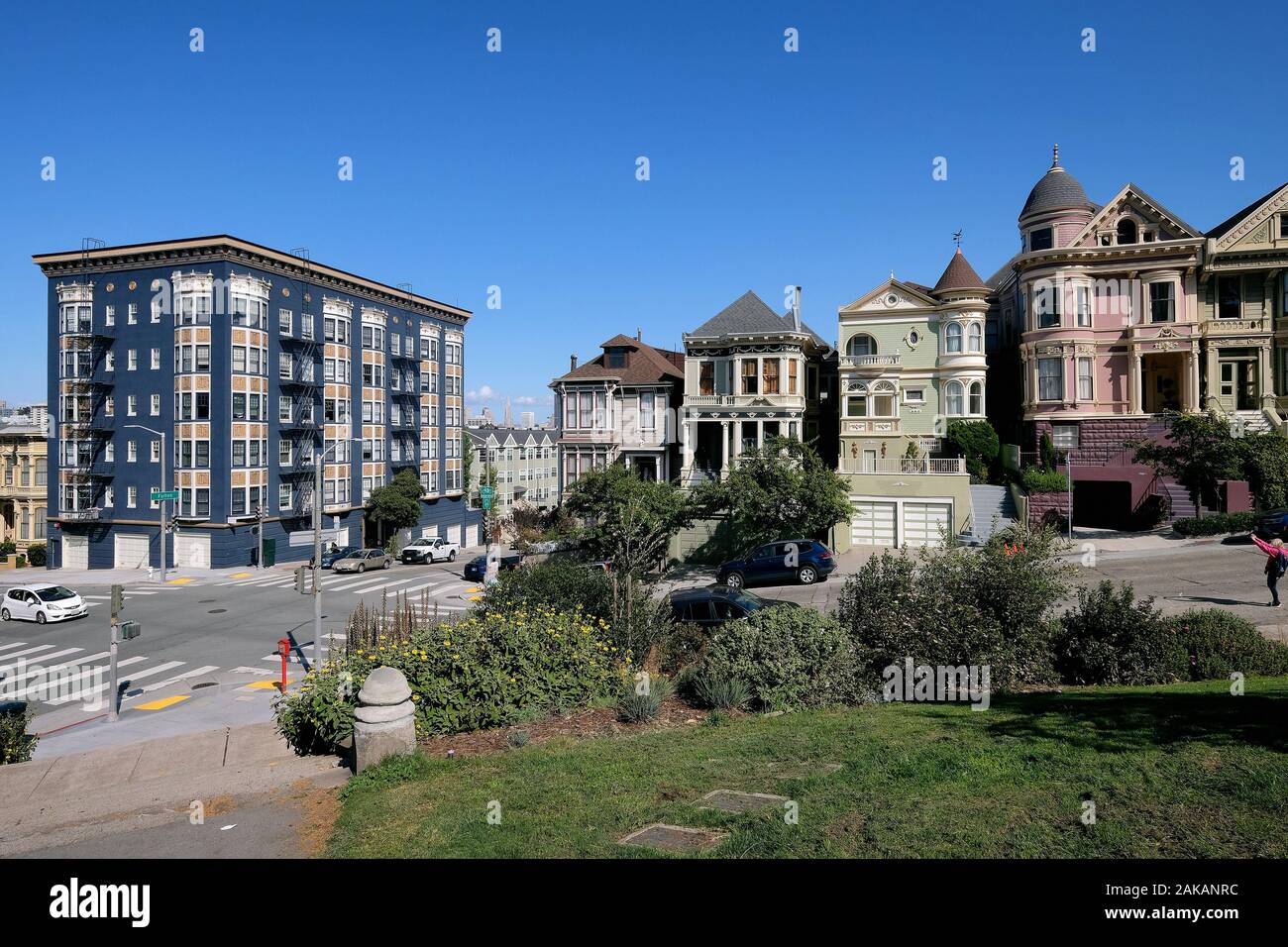 Case vittoriane in corrispondenza dell'intersezione di Steiner e Fulton Street su Alamo Square, San Francisco, California, Stati Uniti d'America Foto Stock