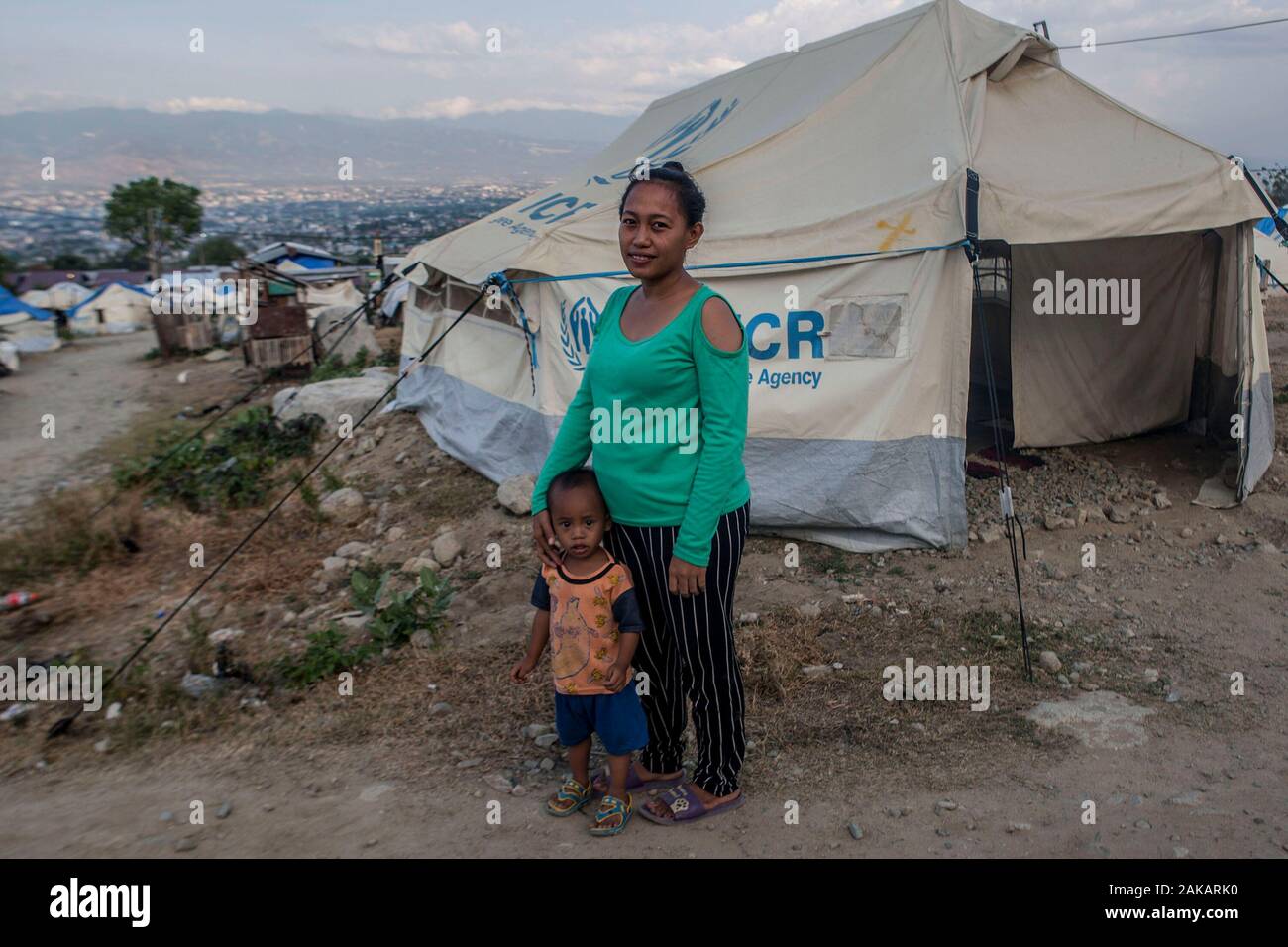 Sarifah (36 anni), con la sua childAt l evacuazione Balaroa post ci sono ancora 251 famiglie o 1010 residenti che sono vittime del terremoto, molti residenti non si sposta nei campi di profughi a causa di un ricovero temporaneo (huntara) fornita dal governo non soddisfano le loro esigenze, ma vi sono anche le famiglie che vogliono un rifugio ma non ha il diritto di ricevere shelters causa le loro case non sono state colpite dal terremoto. Per sopravvivere nel post, un certo numero di rifugiati eseguire varie attività come vendere la merenda dei bambini e di altri lavori dispari. Foto Stock