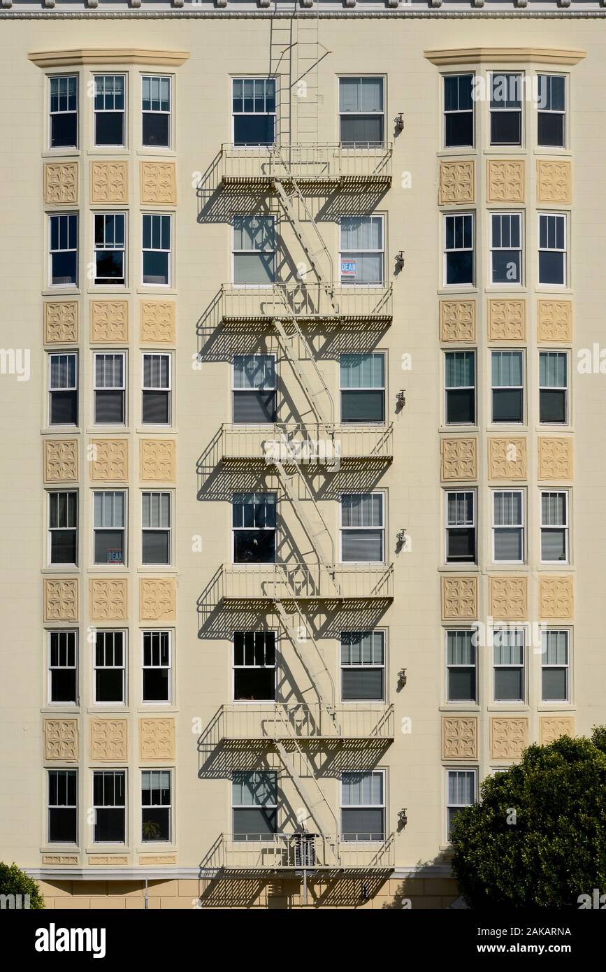 Victorian alto edificio con fire escape su Steiner Street presso Alamo Square, San Francisco, California, Stati Uniti d'America Foto Stock