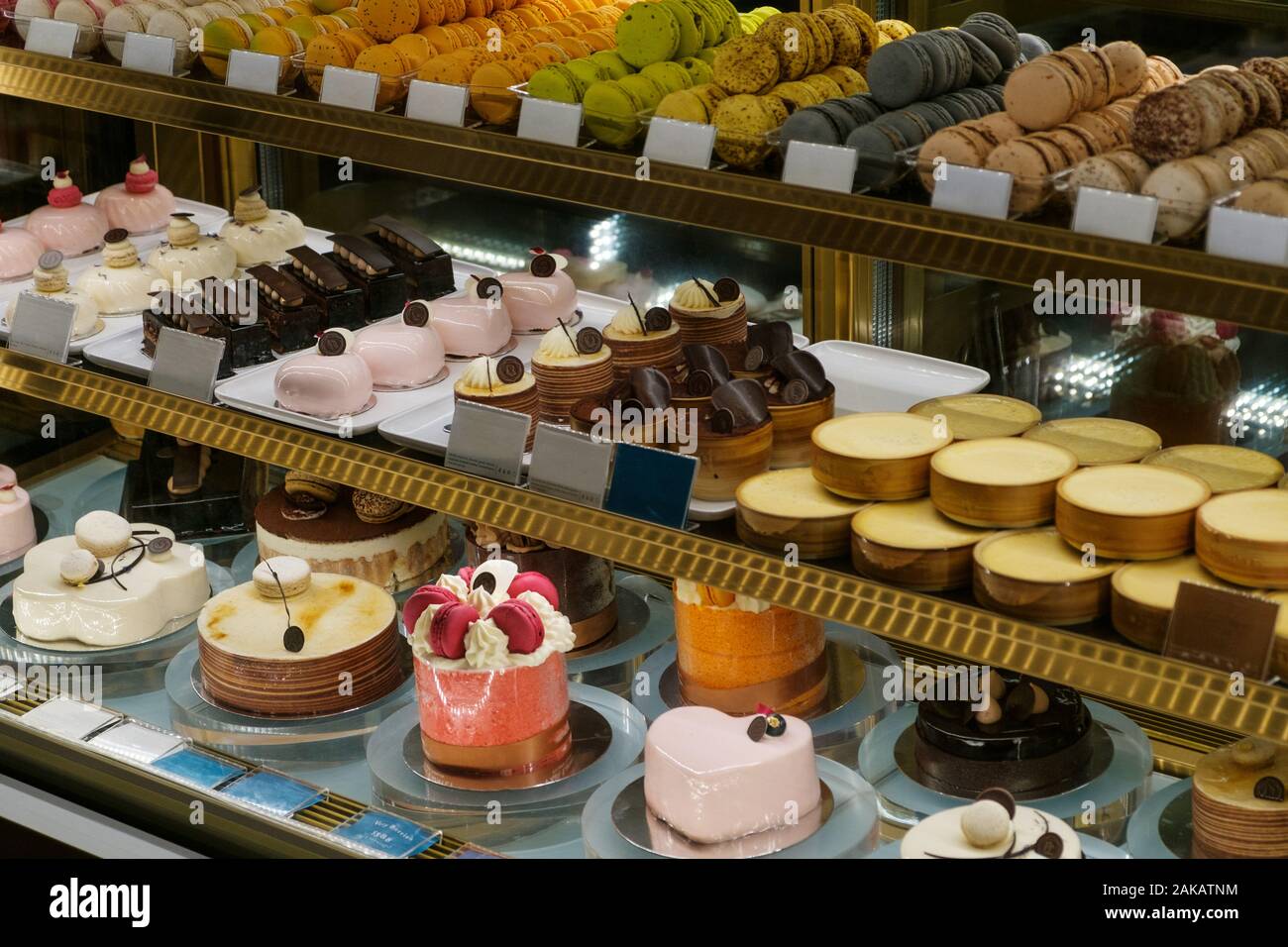 Dolci e Torte sul display in un panificio Foto Stock Dolci e Torte sul display in un panificio Foto Stock