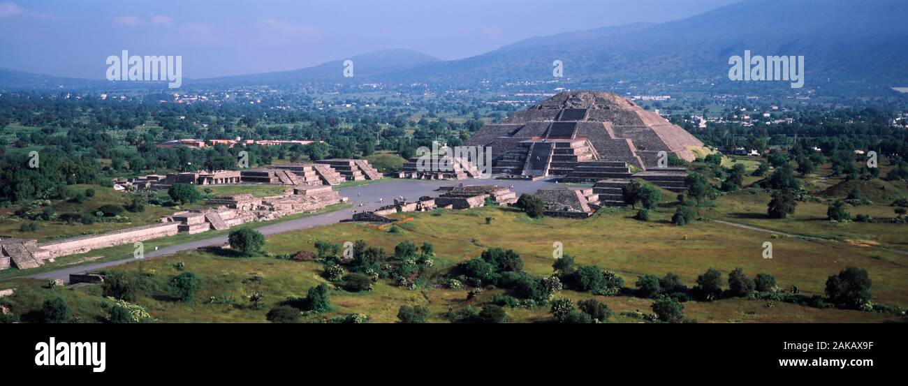 Piramide su un paesaggio, Piramide della Luna, Teotihuacan, Messico Foto Stock