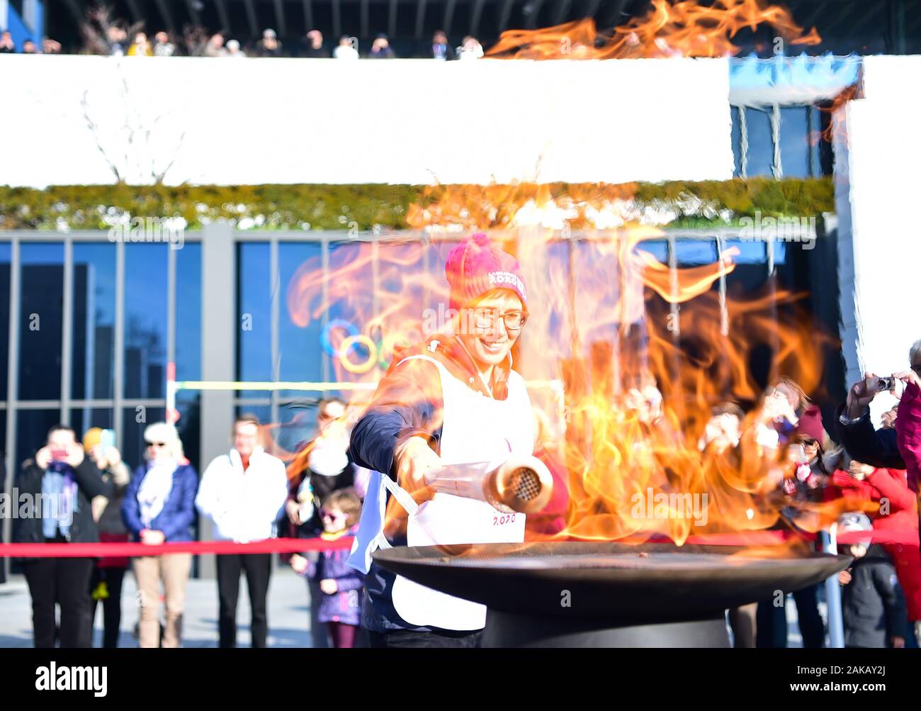 (200108) -- Losanna, 8 gennaio, 2020 (Xinhua) -- portatore di torcia Linda Indergand accende la caldaia durante una torcia relè per la terza la gioventù dei Giochi Olimpici Invernali di Losanna, Svizzera, 8 gennaio, 2020. (Xinhua/Lu Yang) Foto Stock