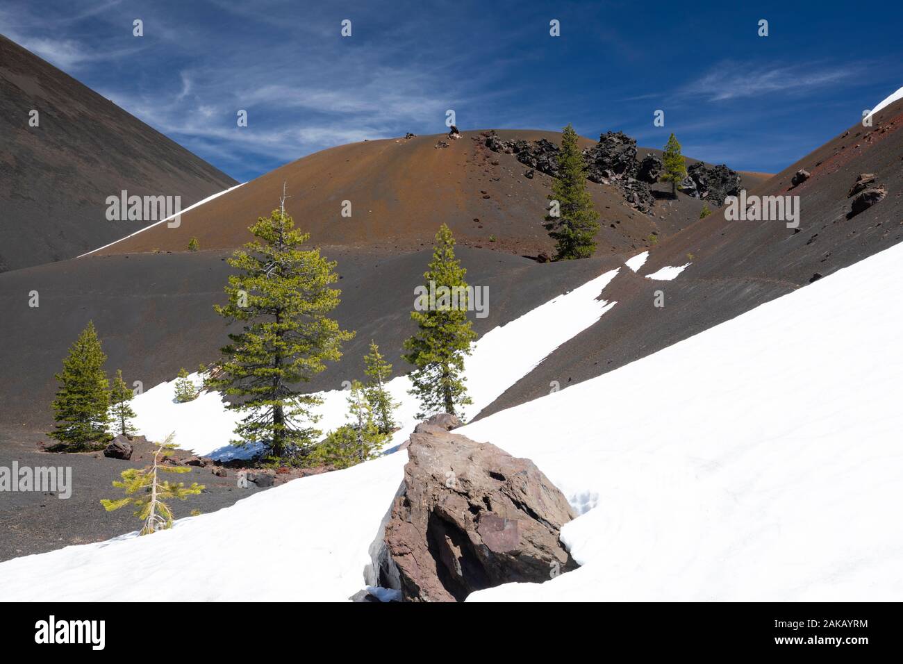 Vista sulle montagne in inverno, Parco nazionale vulcanico di Lassen, CALIFORNIA, STATI UNITI D'AMERICA Foto Stock