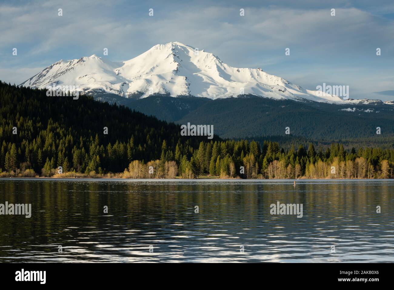 Lago e vette monte Vulcano Shasta, Siskiyou County, California, Stati Uniti d'America Foto Stock