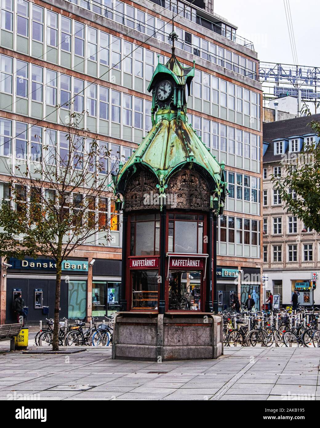 'La Torre Caffè' CHIOSCO RISTORO nella ex vecchio chiosco telefono progettato dall' architetto Martin Jensen 1913 a Nørre Voldgade, Nørreport, Copenaghen Foto Stock