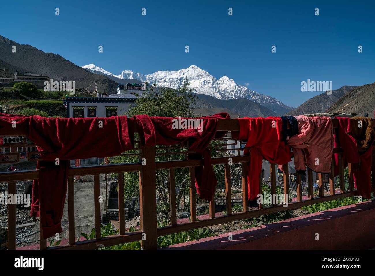 I monaci la fune essendo essiccata a Kag contese Thupten Samphel Ling monastero nel villaggio di Kagbeni, Mustang distretto, Nepal. Foto Stock