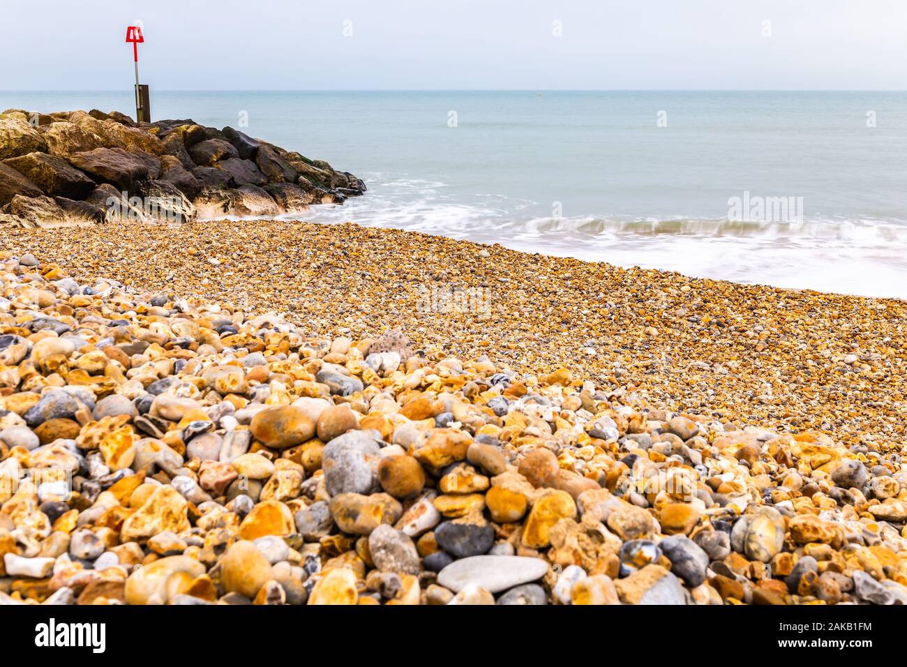 Paesaggio di colore fotografia scattata da teste Hengistbury Pebble Beach affacciato sul mare calmo, Dorset, Inghilterra Foto Stock