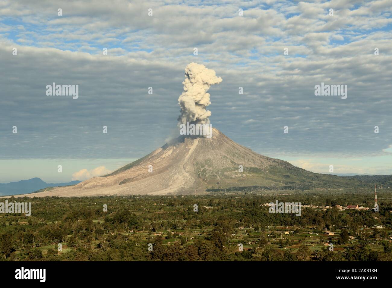 Sinabung vulcano in eruzione Foto Stock