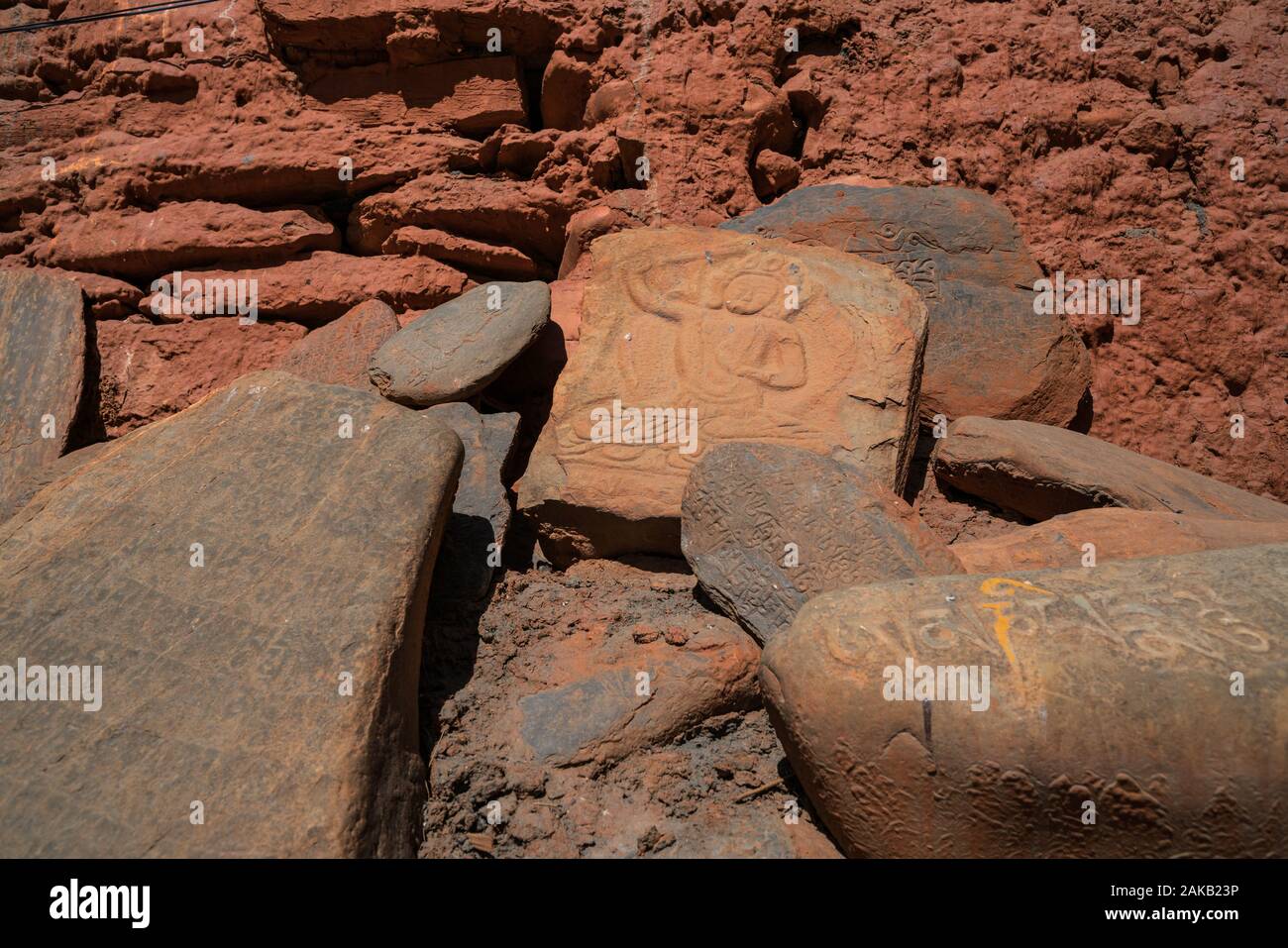 Mani pietre incisi con immagini buddista a Kag contese Thupten Samphel Ling monastero nel villaggio di Kagbeni, Mustang distretto, Nepal. Foto Stock