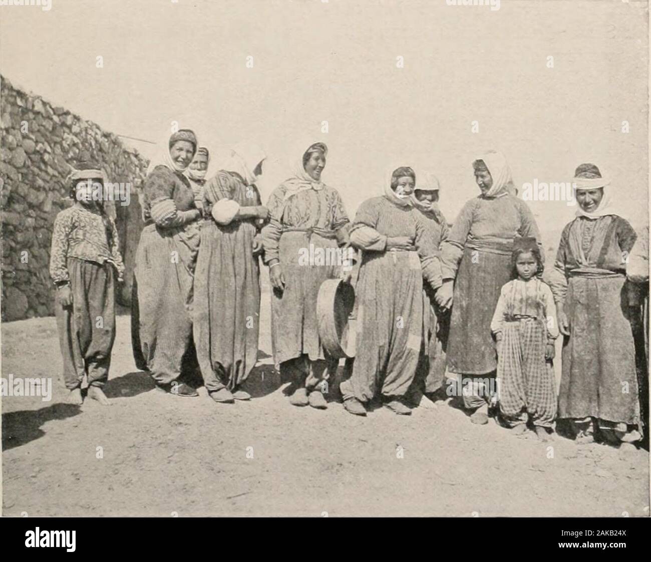 Le donne di tutte le nazioni; un record delle loro caratteristiche, abitudini e modi, dogane e influenza . la sposa ! Due donne jumpedin accanto a lei e off è andato, ma ashout da gli uomini più presto spento thecart. Ora ho sentito che, come solo la metà themoney era stato pagato, non poteva procedere.poi un uomo dalla folla intensificato finoal madre e mettere una moneta d'argento in herhand. Ha guardato e, essendo appar-ingresso soddisfatti, lasciare il carrello Vai a. Che sposa ha dovuto tornare ai suoi genitori dopo venti giorni, per il suo prezzo pieno non era quindi stato pagato. Il Turkomans hanno una tradizione che una madre deve attendere th Foto Stock