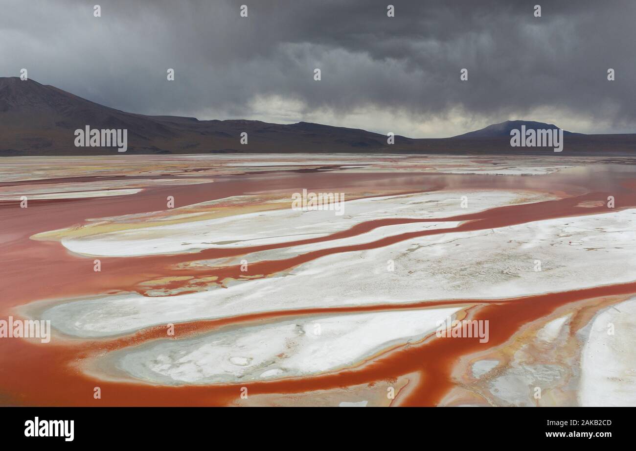 Una fotografia aerea di drone di Laguna Colorada nella regione altiplano della Bolivia Foto Stock