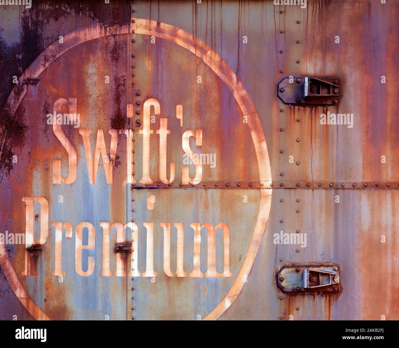 Logo con il testo bianco all'interno del cerchio sul weathered rusty porta di metallo Foto Stock