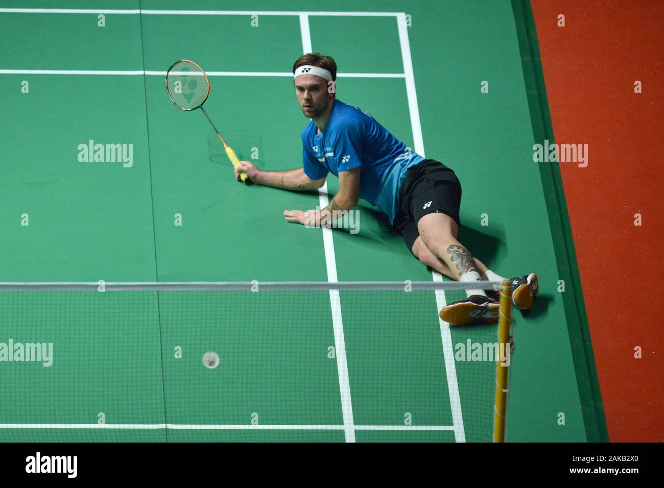 Kuala Lumpur, Malesia. Gen 8, 2020. Jan O Jorgensen della Danimarca reagisce durante gli uomini singoli match di primo turno contro Lin Dan della Cina in Malesia Masters 2020 Torneo di badminton a Kuala Lumpur, Malaysia, 8 gennaio, 2020. Credito: Chong Voon Chung/Xinhua/Alamy Live News Foto Stock