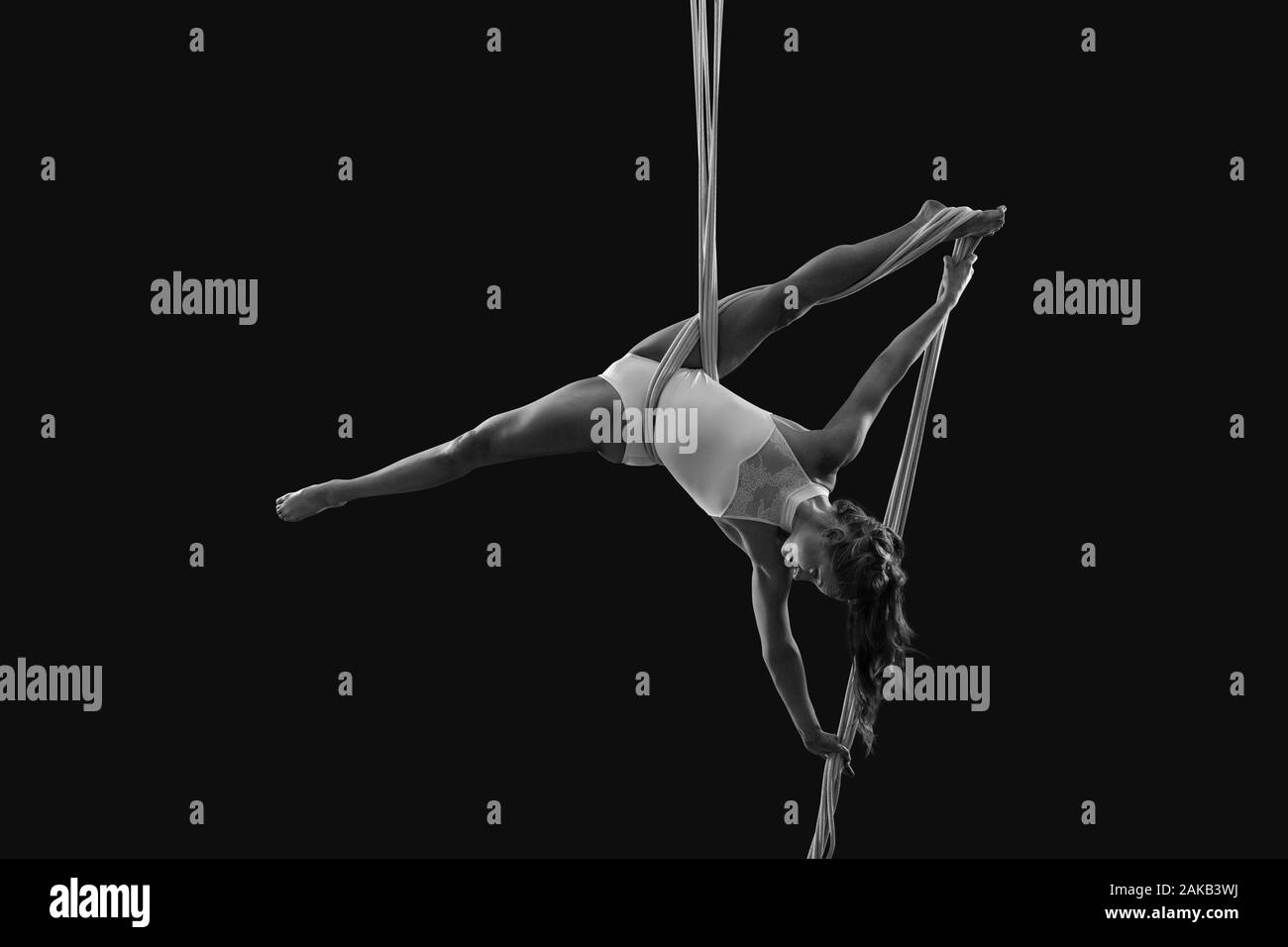 Vista della donna acrobat in coppe Foto Stock